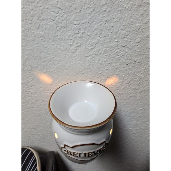 Scentsy Believe Mini Wall Plug-in 15W Wax Warmer w/ Box & New Bulb Retired - Picture 2 of 9